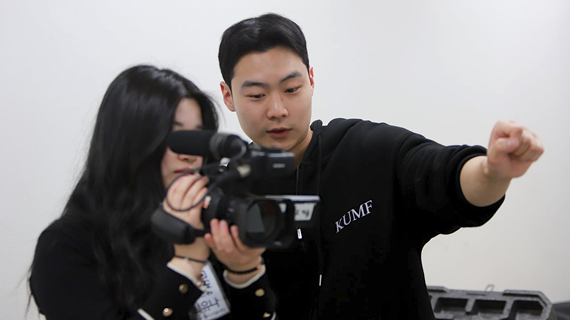 고등학생들을 위한 진로 체험 캠프 및 공연 진행